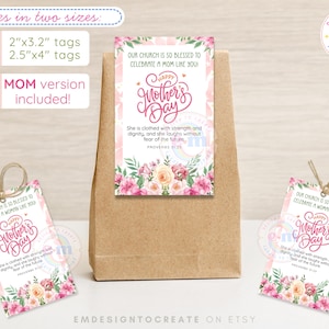 Puede incluir: Una bolsa de papel marr&oacute;n con una etiqueta de regalo del D&iacute;a de la Madre adjunta. La etiqueta presenta un dise&ntilde;o floral con el texto "Happy Mother's Day". La etiqueta est&aacute; disponible en dos tama&ntilde;os: 5,08 cm x 8,13 cm y 6,35 cm x 10,16 cm. Se incluye la versi&oacute;n "MOM".