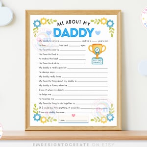 Puede incluir: Un cuestionario imprimible enmarcado "All About My Daddy" con un marco de madera clara. El texto es en azul, con detalles florales y de engranajes. Incluye un gráfico "Best Dad Award" y un sello "Download and Print".