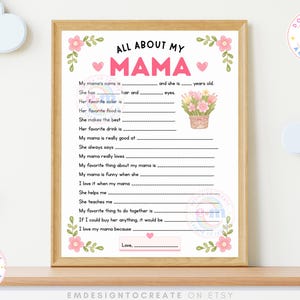 以下が含まれることがあります： 「ALL ABOUT MY MAMA」というタイトルのフレームプリントで、記入するプロンプトがあります。プリントにはピンクの花柄のアクセント、花の水彩イラスト、テキスト「EMDESIGNTOCREATE ON ETSY」が施されています。プリントは木製の棚に表示されています。