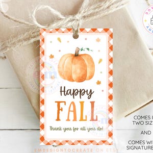Op de afbeelding: Een rechthoekig cadeaulabel met een aquarel illustratie van een pompoen en de woorden "Happy Fall" in oranje en bruin. Het label heeft een oranje en wit geblokte rand en bevat de tekst "Thank you for all you do!"