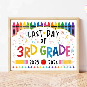 Può includere: Un cartello incorniciato con la scritta "Last Day of 3rd Grade" in lettere colorate. Il cartello include gli anni 2025 e 2026, insieme a illustrazioni di pastelli e matite. Un design a tema scolastico.