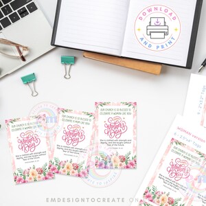 Puede incluir: Una colecci&oacute;n de etiquetas imprimibles para el D&iacute;a de la Madre con dise&ntilde;os florales y el texto "Happy Mother's Day". Las etiquetas son rosas y blancas con una fuente de escritura. Un port&aacute;til, gafas y art&iacute;culos de papeler&iacute;a est&aacute;n en el fondo.