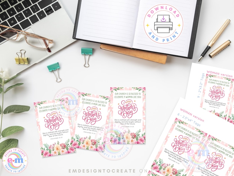 Puede incluir: Una colecci&oacute;n de etiquetas imprimibles para el D&iacute;a de la Madre con dise&ntilde;os florales y el texto "Happy Mother's Day". Las etiquetas son rosas y blancas con una fuente de escritura. Un port&aacute;til, gafas y art&iacute;culos de papeler&iacute;a est&aacute;n en el fondo.