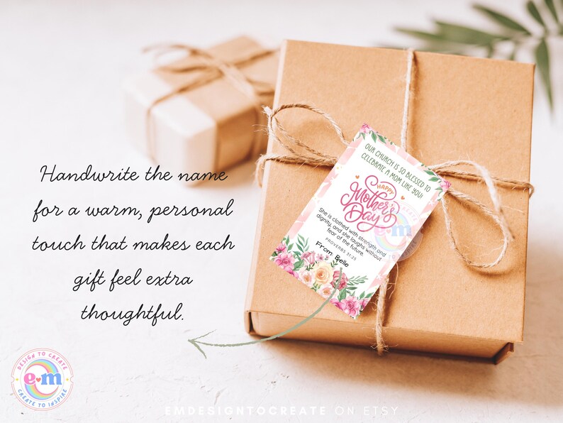 Puede incluir: Una caja de regalo marr&oacute;n con una etiqueta del D&iacute;a de la Madre. La etiqueta presenta dise&ntilde;os florales y el texto "Happy Mother's Day". La caja est&aacute; atada con hilo y se encuentra sobre una superficie blanca. El texto dice "Escribe el nombre para un toque personal y c&aacute;lido."