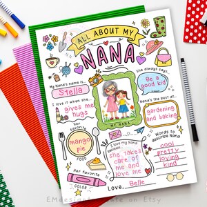 Puede incluir: Una colorida obra de arte imprimible "All About My Nana" dibujada a mano. El dise&ntilde;o incluye ilustraciones de una mujer y un ni&ntilde;o, junto con campos de texto para completar detalles sobre Nana, como su nombre, cosas favoritas y palabras para describirla.
