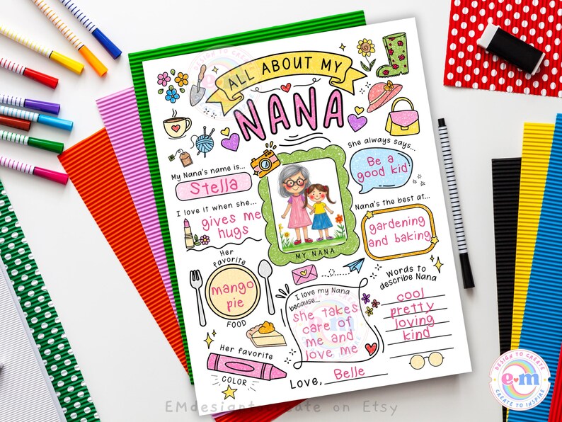 Puede incluir: Una colorida obra de arte imprimible "All About My Nana" dibujada a mano. El dise&ntilde;o incluye ilustraciones de una mujer y un ni&ntilde;o, junto con campos de texto para completar detalles sobre Nana, como su nombre, cosas favoritas y palabras para describirla.