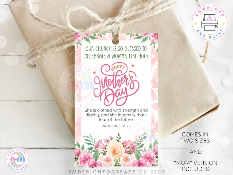 Puede incluir: Una etiqueta de regalo del D&iacute;a de la Madre con un dise&ntilde;o floral y el texto "Happy Mother's Day". La etiqueta incluye el vers&iacute;culo b&iacute;blico Proverbios 31:25 y la frase "&iexcl;Nuestra iglesia est&aacute; tan bendecida de celebrar a una mujer como t&uacute;!" La etiqueta est&aacute; atada a un regalo envuelto.