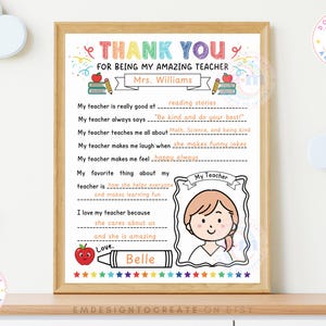 Può includere: Una stampa incorniciata con la scritta "THANK YOU FOR BEING MY AMAZING TEACHER" e spazio per il nome di un insegnante. La stampa include illustrazioni di una mela, matite e un insegnante. La stampa è su una superficie di legno.