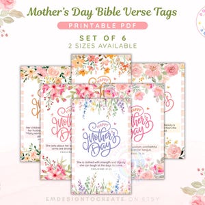 Könnte beinhalten: Set mit sechs druckbaren Muttertags-Bibelvers-Anhängern. Jedes Etikett zeigt florale Designs und die Worte "Happy Mother's Day" in Kursivschrift. Die Anhänger enthalten Bibelverse und sind in zwei Größen erhältlich.