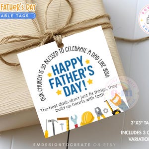 Puede incluir: Una caja de regalo atada con hilo presenta una etiqueta del Día del Padre. La etiqueta dice "Happy Father's Day!" con un mensaje e ilustraciones de herramientas. La etiqueta mide 7,62 cm x 7,62 cm e incluye tres variaciones de citas.