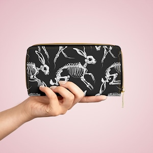 Cartera con cremallera con diseño de conejos y esqueleto gótico: piel sintética, diseño exclusivo, perfecta para uso diario