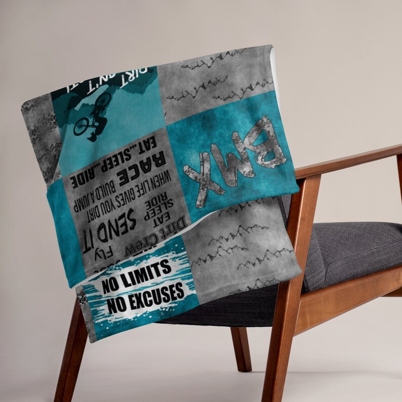 K&ouml;nnte beinhalten: Eine blaue und graue Wolldecke mit einem BMX-Design und dem Text "No Limits On Excuses, Dirt Crew, Eat Sleep Ride, Send It, When Life Gives You Dirt, Race Build A Jump, Eat...Sleep...Ride, Dirt On't".