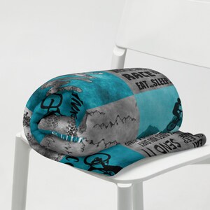 K&ouml;nnte beinhalten: Eine blaue und graue Fleece-Decke mit einem Mountainbike-Design und dem Text "Send it, sleep, eat... race, repeat".
