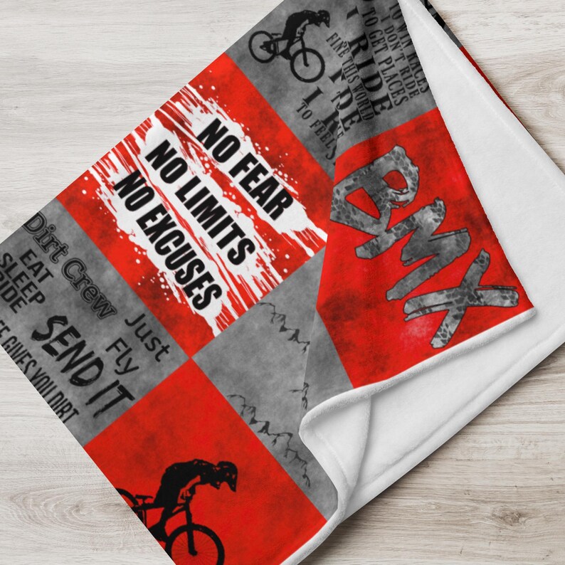 K&ouml;nnte beinhalten: Rote und graue gemusterte Fleece-Decke mit einem BMX-Fahrrad-Design und dem Text "No Fear, No Limits, No Excuses, Dirt Crew Just Fly, Eat Sleep Ride Send It".