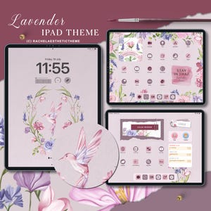 Pode incluir: Um tema para iPad com um esquema de cores lavanda. O ecrã de bloqueio apresenta um design de beija-flor dentro de uma coroa floral. O ecrã inicial exibe ícones de aplicativos e widgets com um fundo floral. O texto "STAY IN THAT lavender haze" é visível.