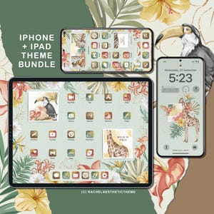 Op de afbeelding: Een digitale illustratie van een tropisch thema voor een iPhone- en iPad-startscherm. De achtergrond is een groen en bruin aquarelontwerp met tropische bladeren en bloemen. De pictogrammen zijn in een rasterpatroon gerangschikt en bevatten een toekan, een giraffe en andere tropische elementen. De tekst "WILD & FREE" is te zien op een van de pictogrammen. De tekst "(C) RACHELAESTHETICTHEME" staat onderaan de afbeelding.
