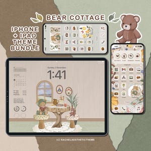 Op de afbeelding: Een iPhone- en iPad-themabundel met een "Bear Cottage"-esthetiek. De afbeelding toont een tablet en twee telefoons die het thema weergeven, met een gezellig cottage-ontwerp met beren- en paddenstoelillustraties. De tekst "IPHONE + IPAD THEME BUNDLE" is zichtbaar.