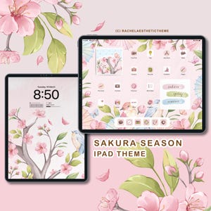 Könnte beinhalten: Ein rosa iPad mit einem Sakura-Saison-Thema. Der Bildschirm zeigt einen rosa Hintergrund mit einem Kirschblütenbaum und einem blauen Vogel. Die Symbole auf dem Startbildschirm sind mit einem rosa und weißen Farbschema angepasst. Der Text "Sakura Season iPad Theme" wird am unteren Bildschirmrand angezeigt.