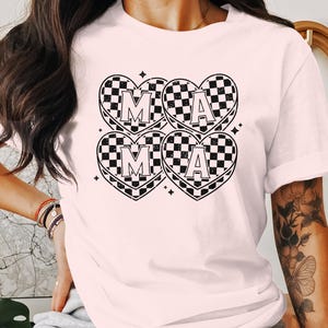Camiseta gráfica com estampa de coração xadrez da Trendy Mama, camiseta fofa com estampa de letras para a mãe, presente estiloso para o dia das mães, roupa casual divertida para a mãe