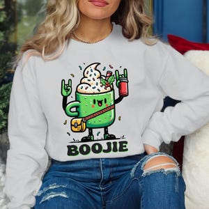 Uroczy Boojie świąteczny kubek T-shirt, zabawny świąteczny graficzny t-shirt, świąteczna gorąca czekolada koszulka, uroczy prezent świąteczny, kreskówka kubek koszulka