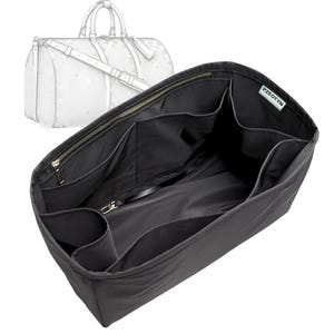 Pode incluir: Organizador de bolsa preto com vários compartimentos e um zíper na parte superior. O organizador tem uma etiqueta que diz "PZEOTYN". Um esboço de uma mala de viagem está no fundo.