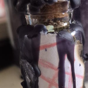 Può includere: Un cartello in legno rustico con la scritta "Welcome to our home" in stile scritto a mano. Il cartello è rettangolare, con una finitura invecchiata e un design semplice e invitante. Adatto per uso interno o esterno.