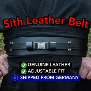 Könnte beinhalten: Schwarzer Ledergürtel mit silberner Schnalle und Metallnieten. Der Gürtel ist verstellbar und trägt die Aufschrift "Sith Leather Belt" in roter Schrift. Der Text unter dem Gürtel lautet "Genuine Leather" und "Adjustable Fit" mit Häkchen. Der Text darunter lautet "Shipped from Germany" mit einer Flagge der Europäischen Union.