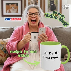 Peut inclure: Un mug en céramique blanche avec un intérieur et une anse vert citron vif. L'extérieur présente le texte noir "I'll Do It Tomorrow" imprimé dans une police serif grasse. Le mug a une forme cylindrique lisse et une anse incurvée robuste.