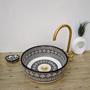 Marokańska umywalka, czarno-biała umywalka z geometrycznym paskiem, umywalka łazienkowa, marokańska umywalka ceramiczna, ręcznie malowana umywalka nablatowa, ręcznie wykonana umywalka ceramiczna