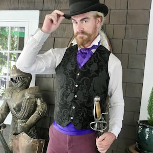Svart medeltida gobelängbrokad herrväst i steampunk