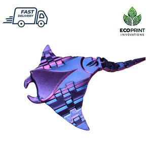Op de afbeelding: Een 3D-geprint manta-roggenhanger in een paarse en blauwe iriserende afwerking. De hanger is gemaakt met een geometrisch patroon en heeft een ketting.