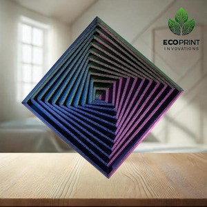 Puede incluir: Una pieza de arte de pared geométrica hecha de cuadrados superpuestos en tonos de azul, verde y morado. Los cuadrados están dispuestos en espiral, creando una sensación de profundidad y dimensión. La pieza está hecha por Ecoprint Innovations.