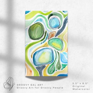 Könnte beinhalten: Abstrakte Aquarellmalerei mit grünen, blauen und gelben Formen. Das Gemälde ist 5,5 Zoll mal 8,5 Zoll groß und ein Original-Aquarell.