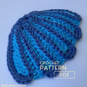 Könnte beinhalten: Ein handgefertigter Häkelhut in Blautönen. Der Hut hat ein Rippendesign mit verschiedenen Blautönen. Der Text "CROCHET PATTERN PDF" wird auf dem Bild angezeigt. Der Hut ist ein Bastelartikel.