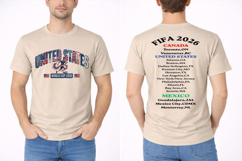 Peut inclure: T-shirt beige avec "UNITED STATES" dans un design patriotique et le texte "WORLD CUP 2026". Le dos du t-shirt liste les villes h&ocirc;tes de la FIFA 2026 au Canada, aux &Eacute;tats-Unis et au Mexique.