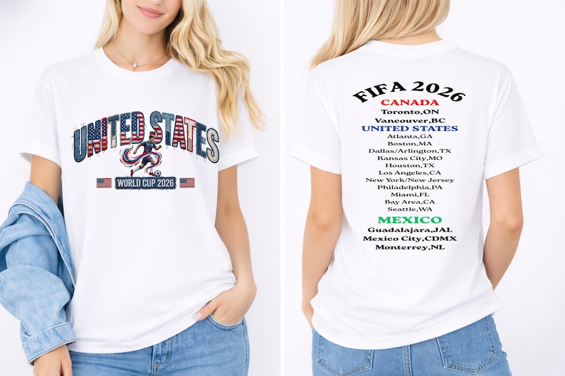 Peut inclure: T-shirt blanc avec l'inscription "UNITED STATES" dans un design patriotique et "WORLD CUP 2026". Le dos liste les villes h&ocirc;tes de la Coupe du Monde de la FIFA 2026 au Canada, aux &Eacute;tats-Unis et au Mexique.