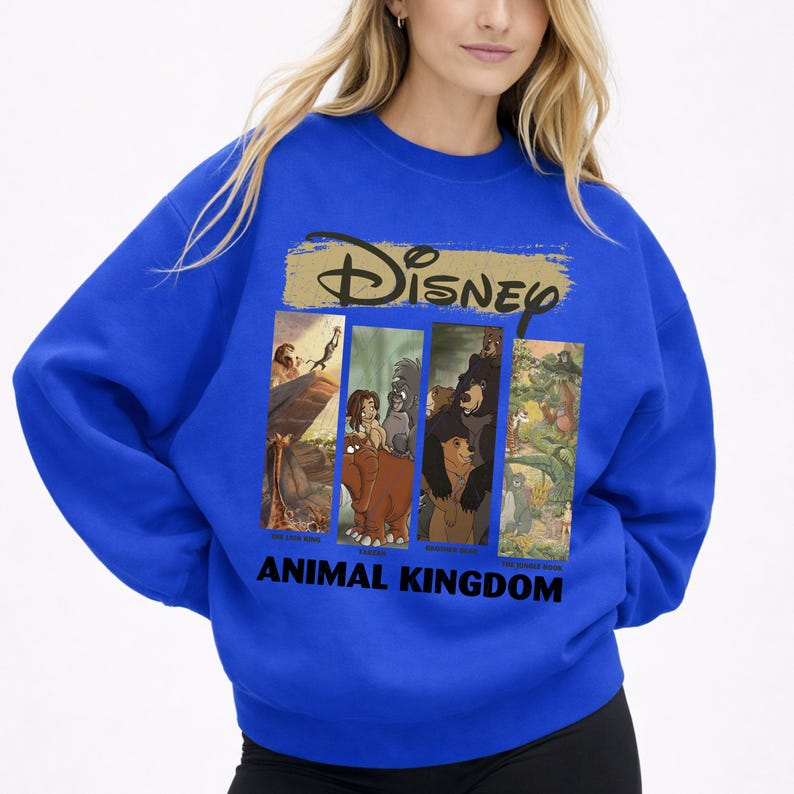 Peut inclure: Sweat-shirt bleu roi avec le logo Disney au-dessus d'un graphisme rectangulaire repr&eacute;sentant des sc&egrave;nes d'Animal Kingdom de Disney. Le graphisme comprend des images du Roi Lion et du Livre de la Jungle. Les mots "ANIMAL KINGDOM" sont imprim&eacute;s en noir.