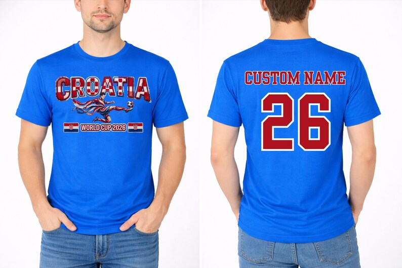 以下が含まれることがあります： 青いTシャツ。赤と白のチェック柄の「CROATIA」、サッカー選手のグラフィック、「WORLD CUP 2026」の文字。背面には「CUSTOM NAME」と赤い数字の「26」が表示されています。