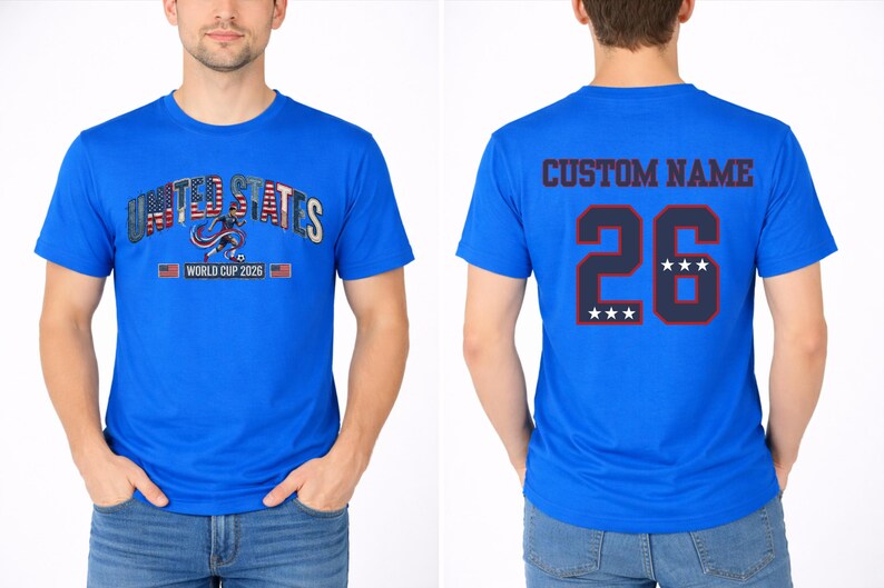 Peut inclure: T-shirt bleu roi avec l'inscription "UNITED STATES" en arc et un graphisme de football. Le devant comprend "WORLD CUP 2026". Le dos affiche "CUSTOM NAME" au-dessus du num&eacute;ro 26 avec des &eacute;toiles.