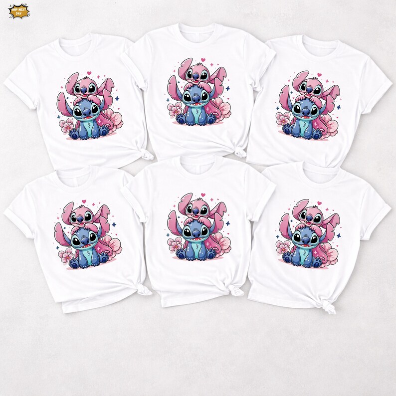 Pode incluir: Seis camisetas brancas com uma ilustra&ccedil;&atilde;o de desenho animado de um personagem alien&iacute;gena azul e rosa. O design mostra os personagens sentados em flores cor-de-rosa. As camisas t&ecirc;m mangas curtas e gola redonda.