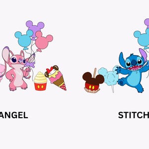 Op de afbeelding: Illustratie van Angel en Stitch-personages met ballonnen, suikerspin, ijs en Mickey Mouse-vormige karamelappels. Angel is roze en Stitch is blauw. De woorden "ANGEL" en "STITCH" staan eronder.