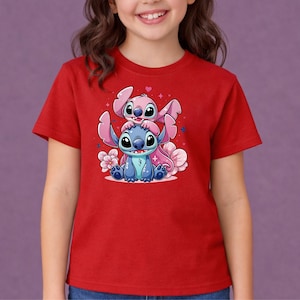 Pode incluir: Camiseta vermelha com um desenho animado de Stitch e Angel de Lilo & Stitch. O Stitch azul est&aacute; sentado com a Angel rosa em cima. Flores e cora&ccedil;&otilde;es rosa tamb&eacute;m est&atilde;o no design.