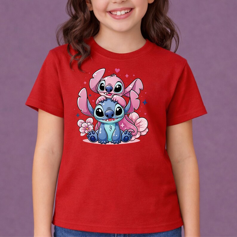 Pode incluir: Camiseta vermelha com um desenho animado de Stitch e Angel de Lilo & Stitch. O Stitch azul est&aacute; sentado com a Angel rosa em cima. Flores e cora&ccedil;&otilde;es rosa tamb&eacute;m est&atilde;o no design.