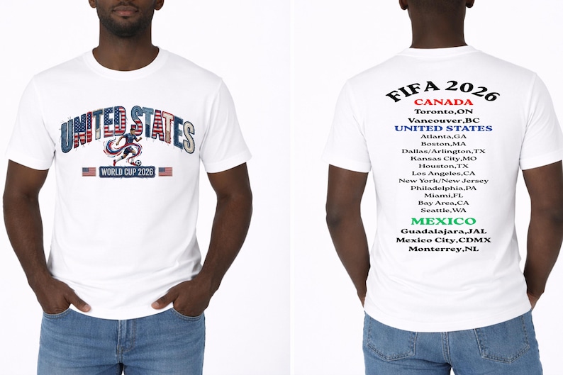Peut inclure: T-shirt blanc avec l'inscription "UNITED STATES" dans un design patriotique et le texte "WORLD CUP 2026". Le dos du t-shirt liste les villes h&ocirc;tes au Canada, aux &Eacute;tats-Unis et au Mexique pour la Coupe du Monde de la FIFA 2026.