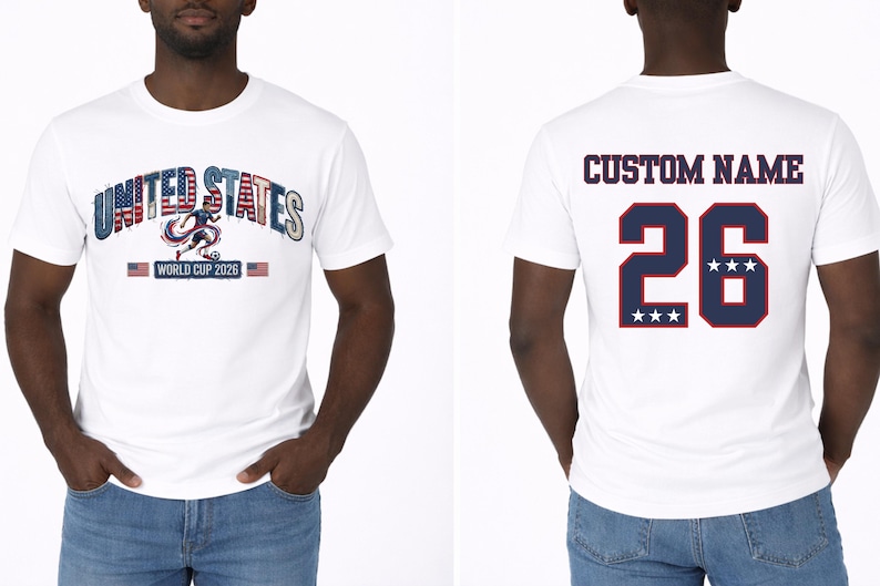 Peut inclure: T-shirt blanc avec "UNITED STATES" dans un design patriotique, avec un graphisme de joueur de football et "WORLD CUP 2026". Le dos affiche "CUSTOM NAME" au-dessus du num&eacute;ro 26 avec des &eacute;toiles.