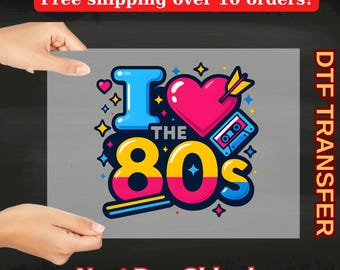 Könnte beinhalten: Ein DTF-Transferbogen mit einem farbenfrohen Grafikdesign und dem Text I LOVE THE 80s. Das Design umfasst ein hellblaues I, ein großes pinkes Herz, das von einem gelben Pfeil durchbohrt wird, eine blaue Kassette und die Zahl 80s in Gelb und Pink.