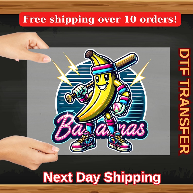K&ouml;nnte beinhalten: Eine Cartoon-Banane mit Baseballkappe und Schl&auml;ger in der Hand, auf dem in Neonrosa &bdquo;Bananas&ldquo; steht. Die Banane tr&auml;gt ein pinkfarbenes und blaues Outfit und h&auml;lt einen Baseball. Das Bild ist auf einem grauen Hintergrund mit einem schwarzen und blauen Retro-Design.
