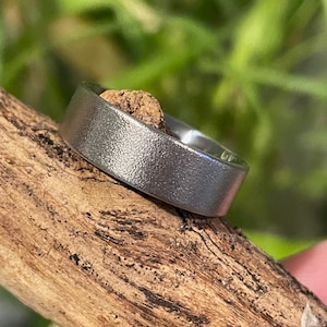 Comfort Fit Herrenring, flaches Titanband mit haltbarem, brüniertem Finish