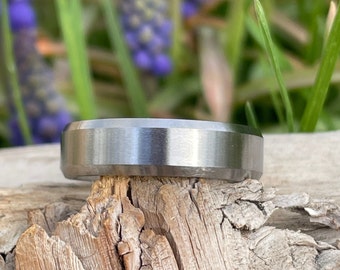 Men's Brushed Flat Polished Edges Grooved Wedding Band