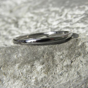 Petite Ring, Everyday Wear Band, 1.5mm Low/Thin Dome Profile Solid Titanium bild 6